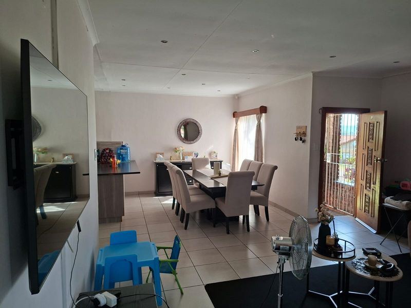 Home in Aviary Hill going on auction 30 April 2026. - Photo 8