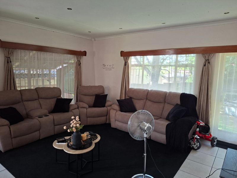 Home in Aviary Hill going on auction 30 April 2026. - Photo 7