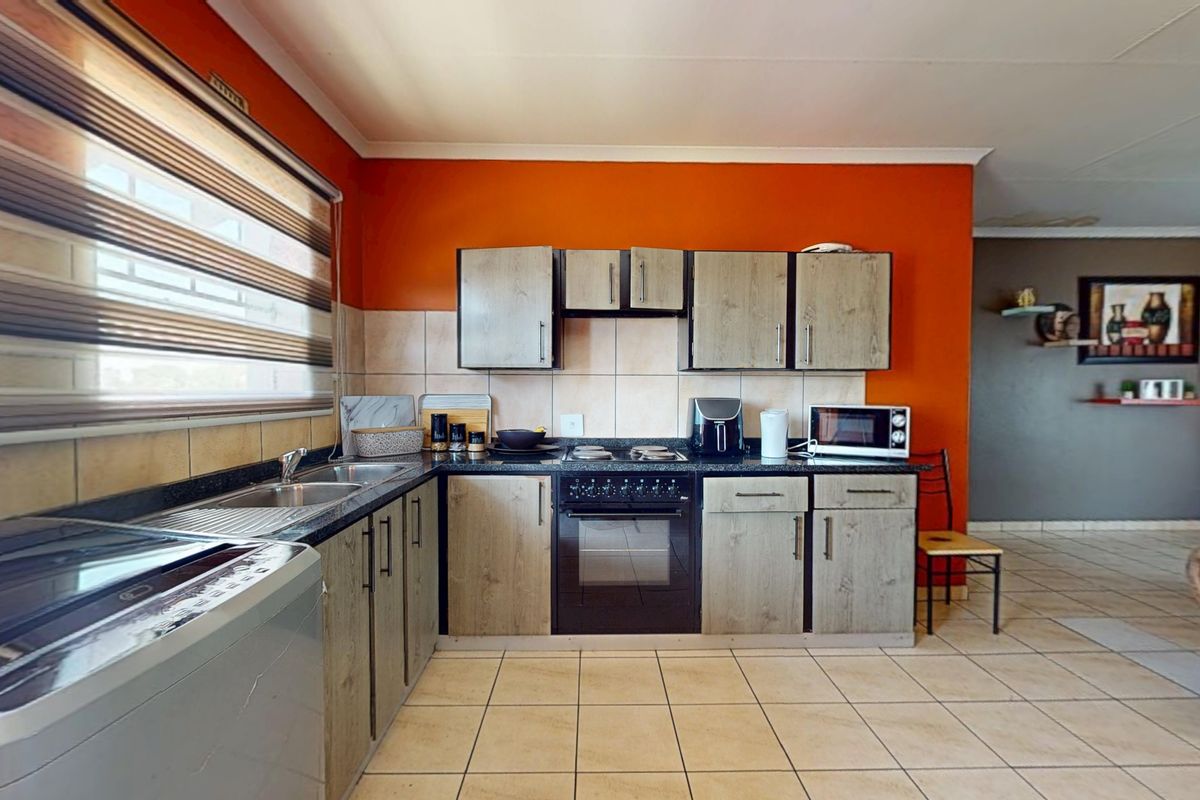 Spacious two bed haven - Photo 3