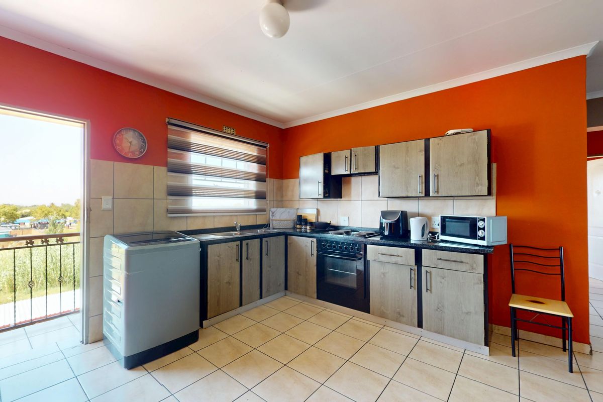 Spacious two bed haven - Photo 4