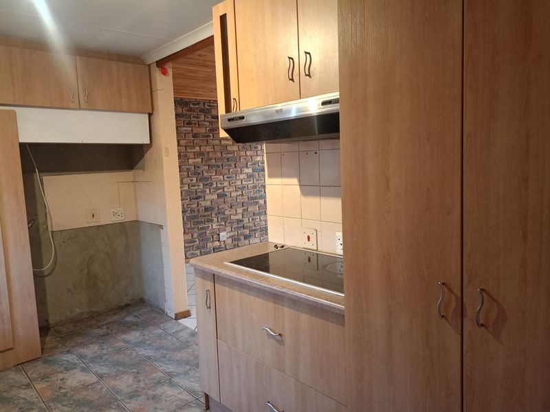 Discover Your Dream Home in Falcon Ridge, Vereeniging! - Photo 5