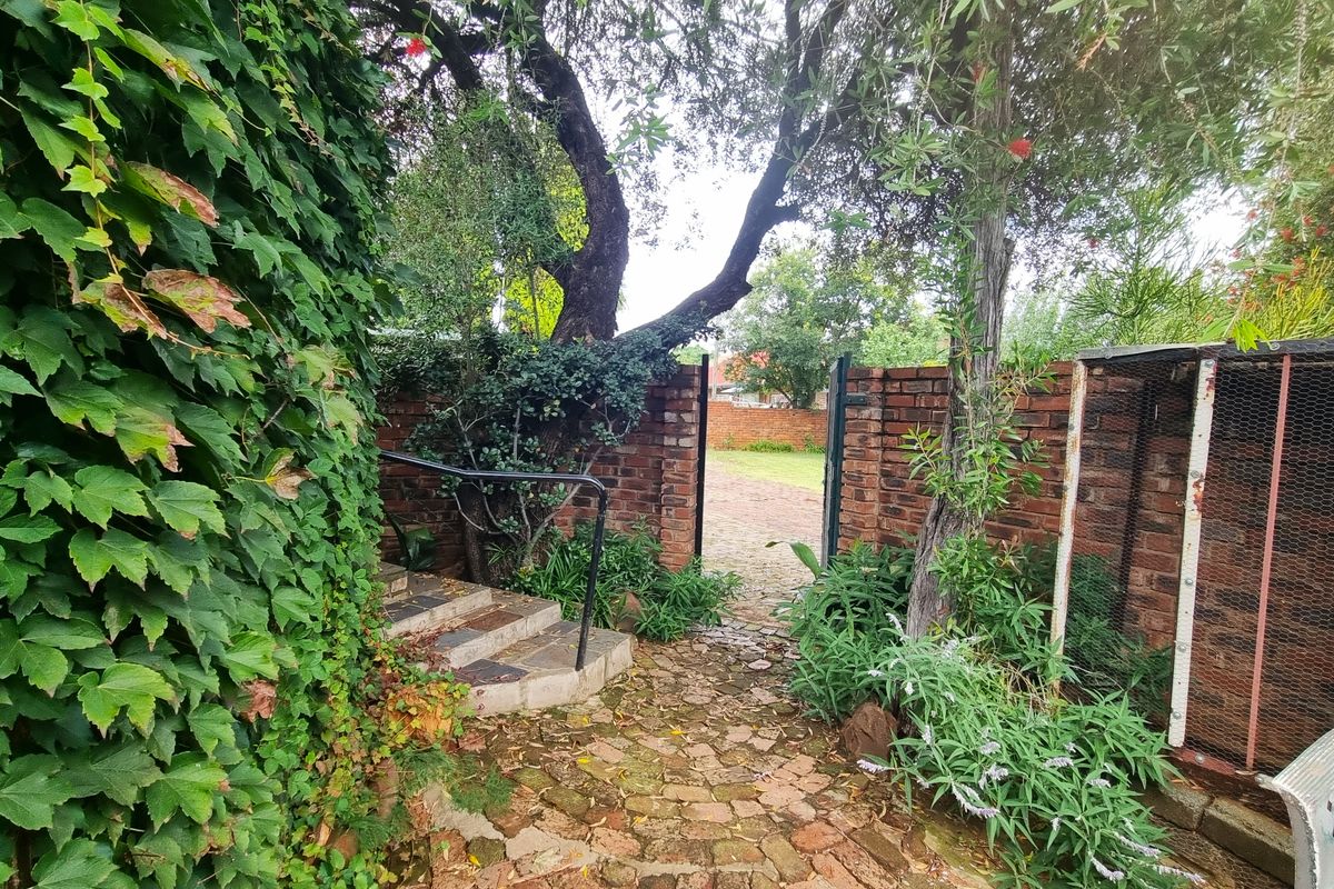 Koster – Comfortable Country Living with Investment Appeal - Photo 2