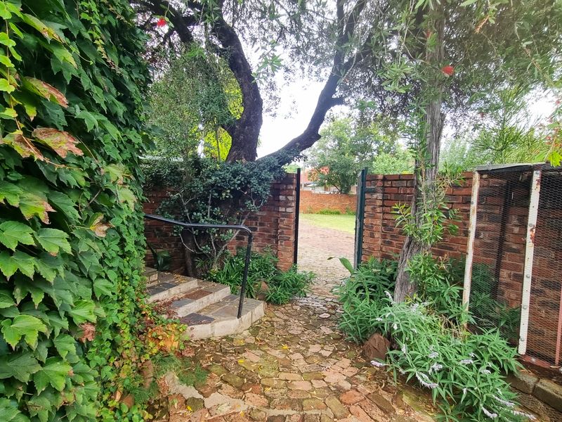 Koster – Comfortable Country Living with Investment Appeal - Photo 2