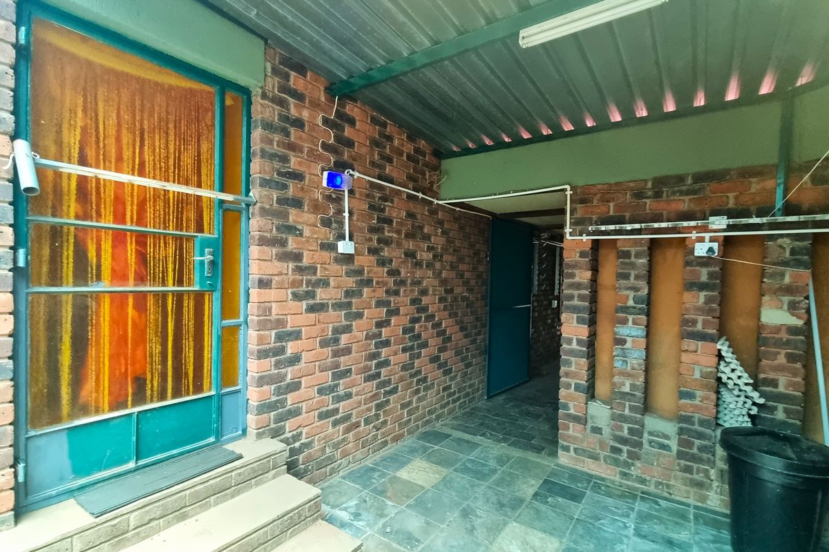 Koster – Comfortable Country Living with Investment Appeal - Photo 5