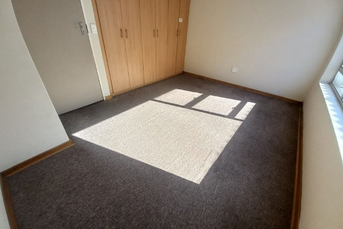 Stylish bedroom apartment block in a prime location, offering modern amenities and vibrant community - Photo 2