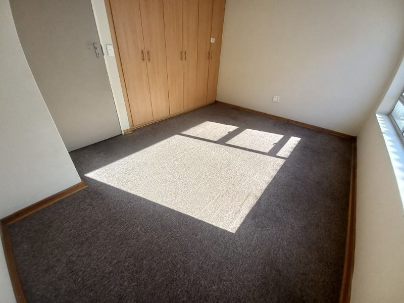 Stylish bedroom apartment block in a prime location, offering modern amenities and vibrant community - Photo 2