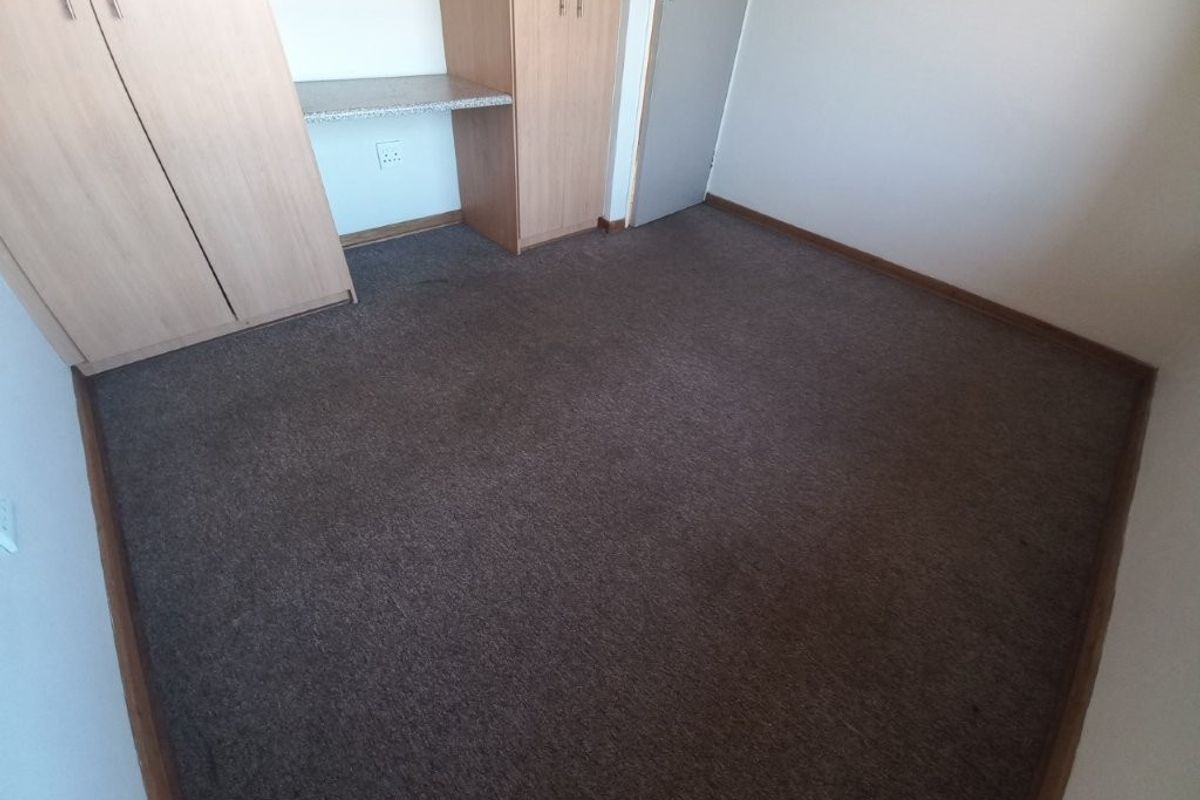 Stylish bedroom apartment block in a prime location, offering modern amenities and vibrant community - Photo 4