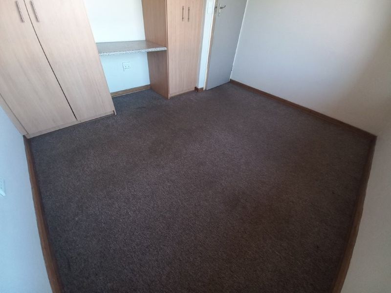 Stylish bedroom apartment block in a prime location, offering modern amenities and vibrant community - Photo 4