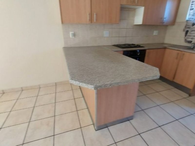 Stylish bedroom apartment block in a prime location, offering modern amenities and vibrant community - Photo 10