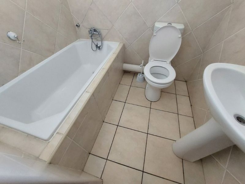 Stylish bedroom apartment block in a prime location, offering modern amenities and vibrant community - Photo 7