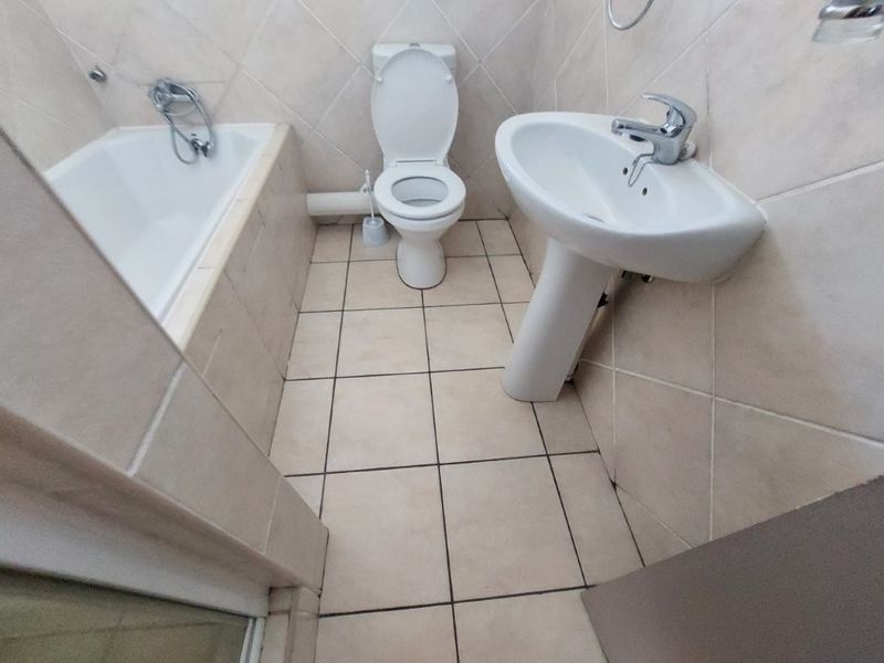 Stylish bedroom apartment block in a prime location, offering modern amenities and vibrant community - Photo 6