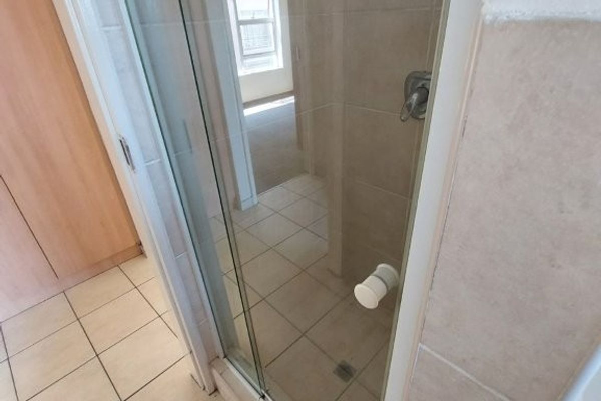 Stylish bedroom apartment block in a prime location, offering modern amenities and vibrant community - Photo 5