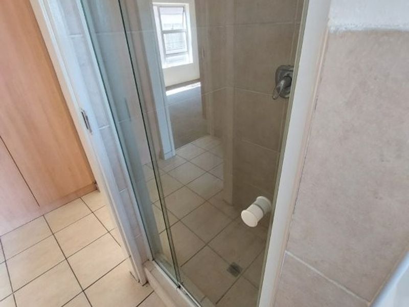 Stylish bedroom apartment block in a prime location, offering modern amenities and vibrant community - Photo 5