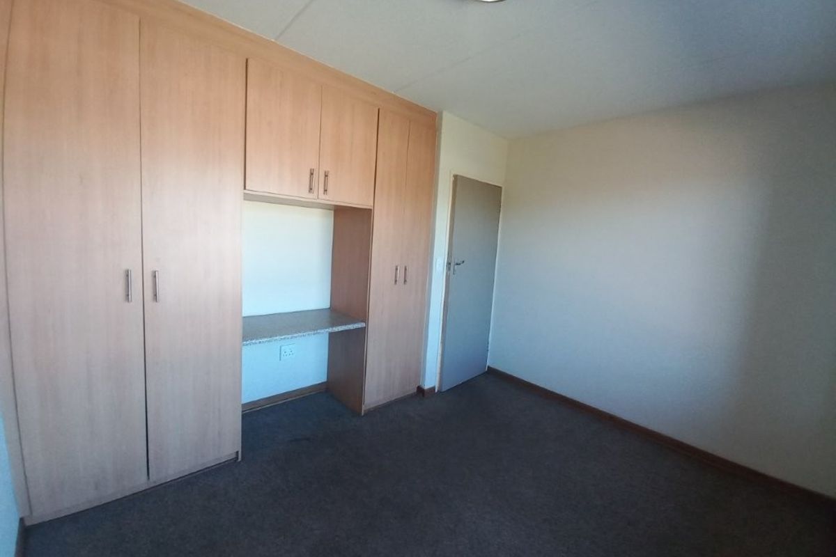 Stylish bedroom apartment block in a prime location, offering modern amenities and vibrant community - Photo 3