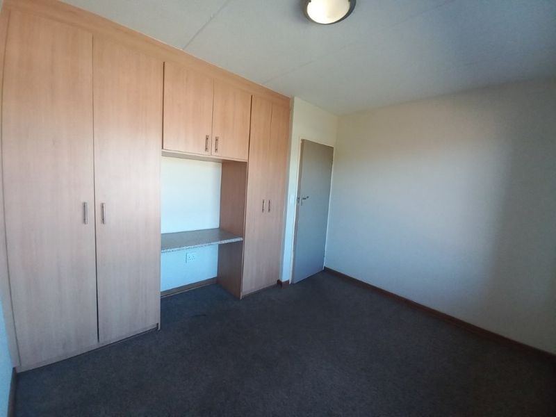 Stylish bedroom apartment block in a prime location, offering modern amenities and vibrant community - Photo 3