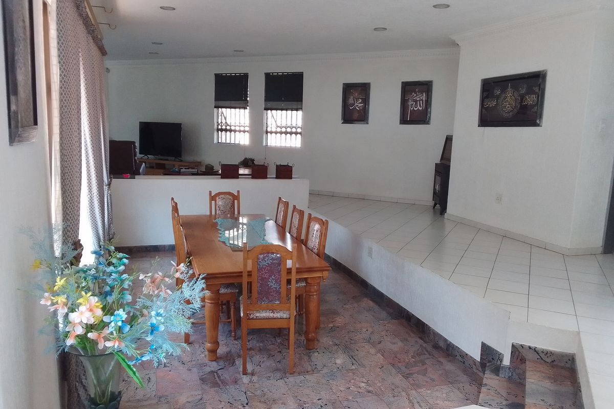 Mesmerising Double-Storey Face Brick Luxury Home in Zinniaville Rustenburg - Photo 3