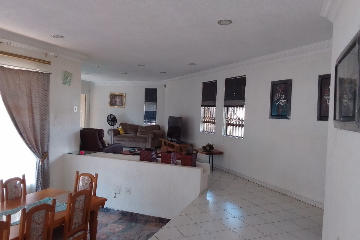 Mesmerising Double-Storey Face Brick Luxury Home in Zinniaville Rustenburg - Photo 4