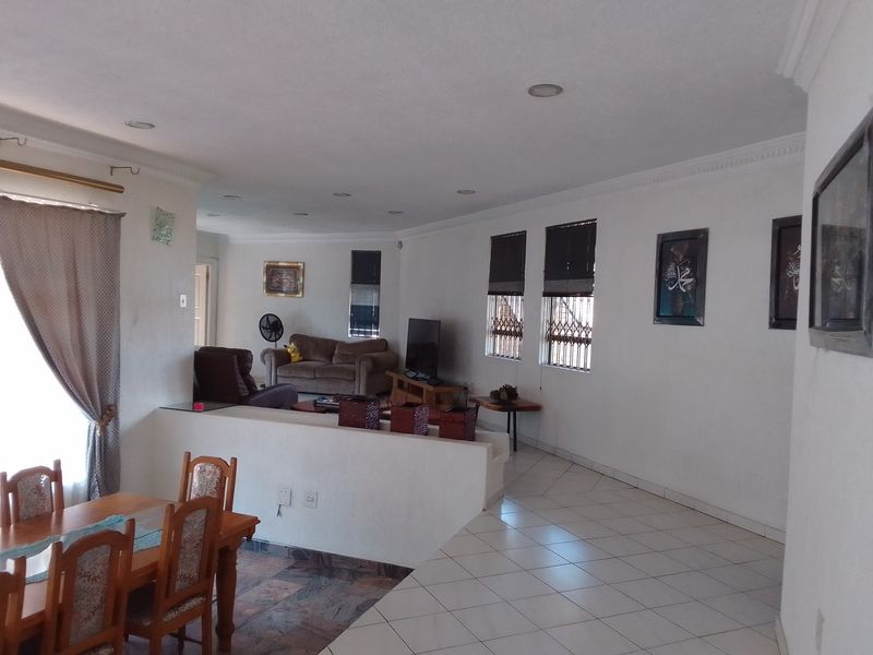 Mesmerising Double-Storey Face Brick Luxury Home in Zinniaville Rustenburg - Photo 4