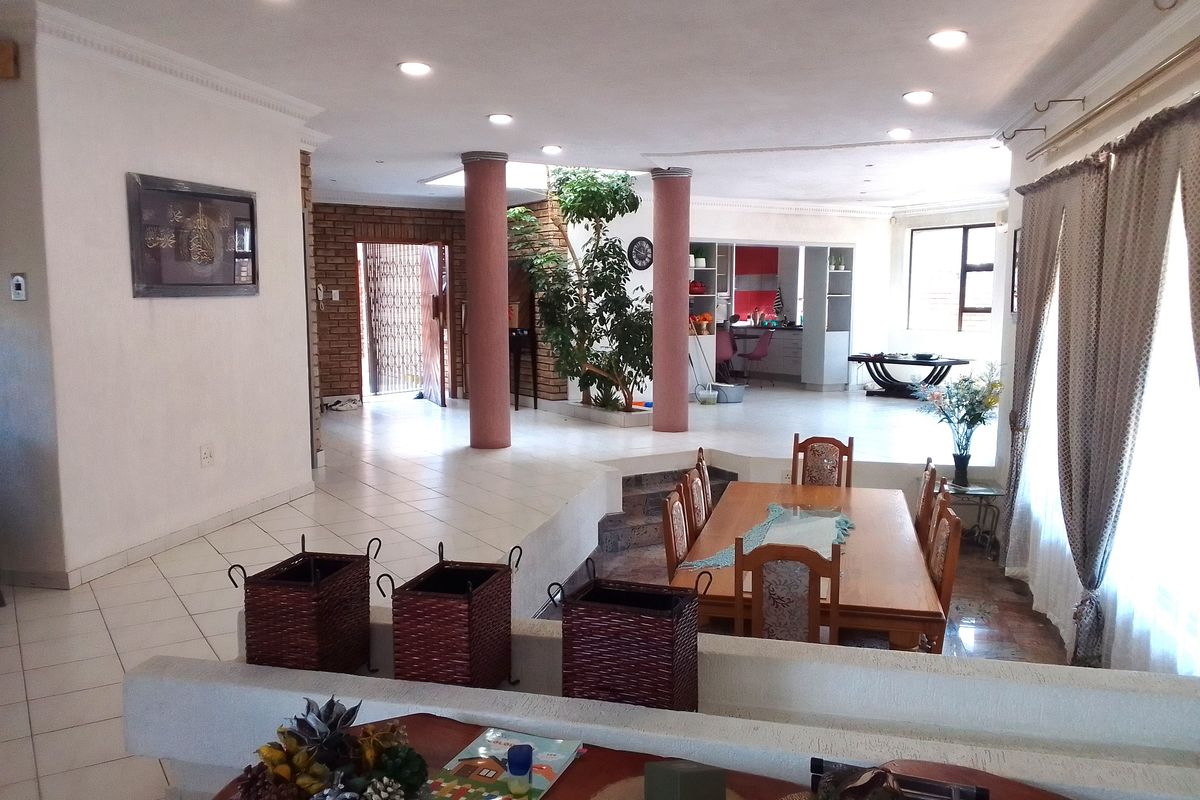 Mesmerising Double-Storey Face Brick Luxury Home in Zinniaville Rustenburg - Photo 2
