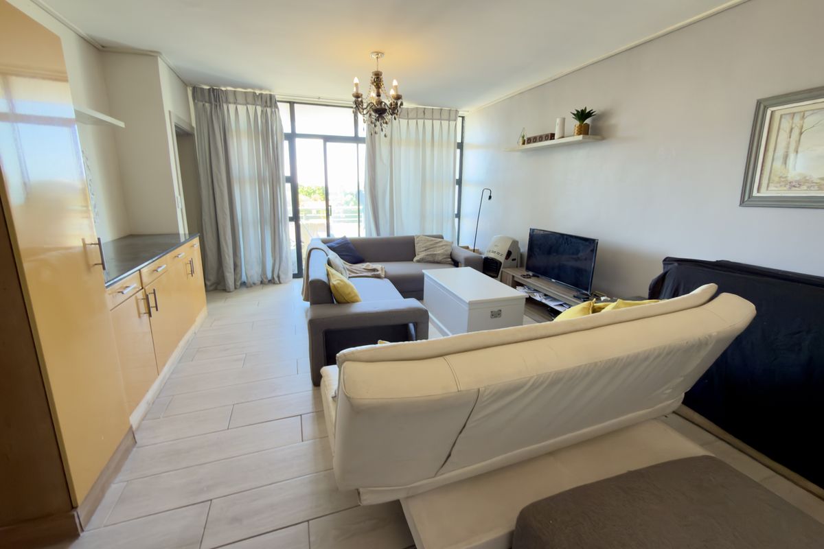 Spacious and Secure 1 Bedroom Apartment for Sale - Photo 3