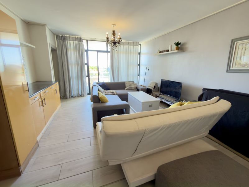 Spacious and Secure 1 Bedroom Apartment for Sale - Photo 3