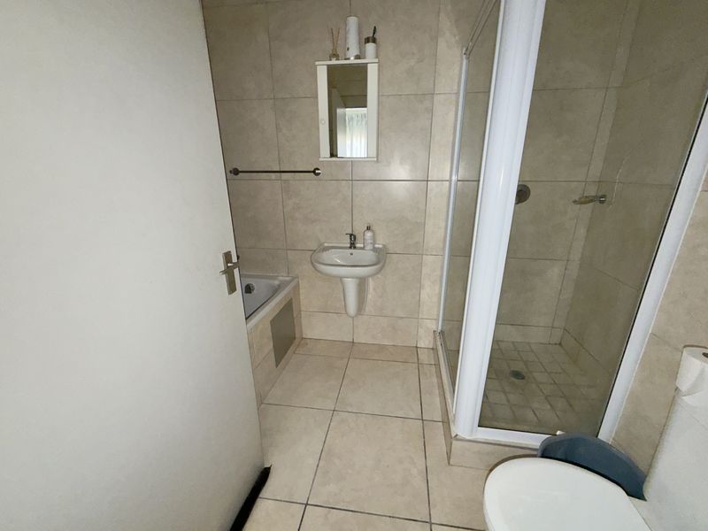 Spacious and Secure 1 Bedroom Apartment for Sale - Photo 10