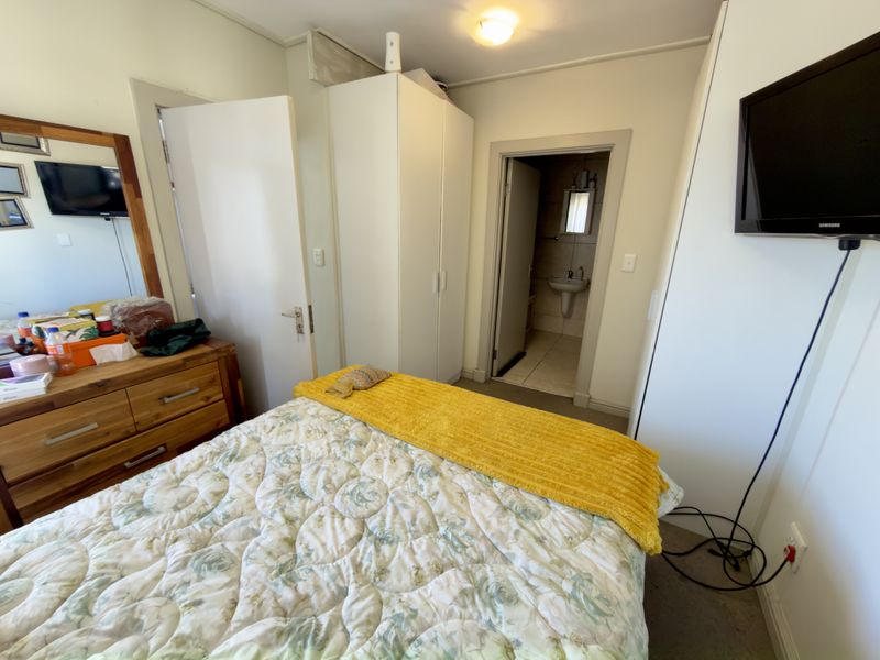 Spacious and Secure 1 Bedroom Apartment for Sale - Photo 9