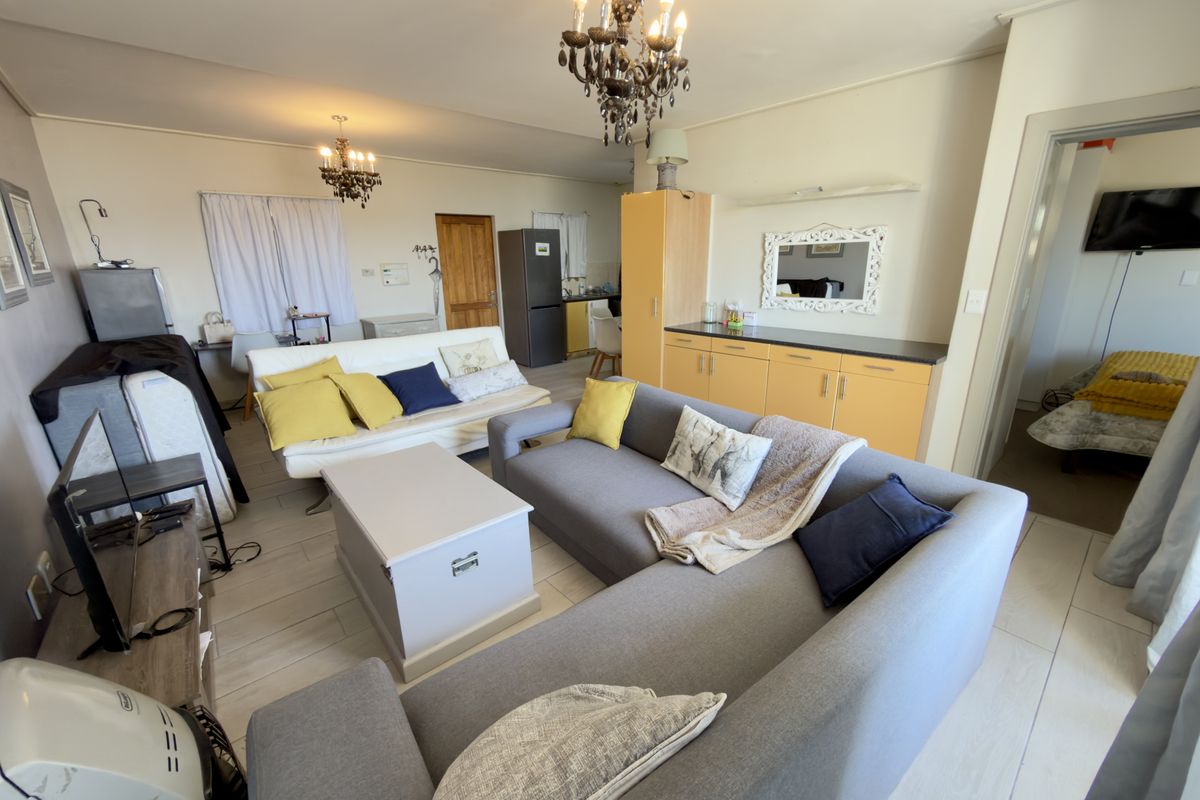 Spacious and Secure 1 Bedroom Apartment for Sale - Photo 2