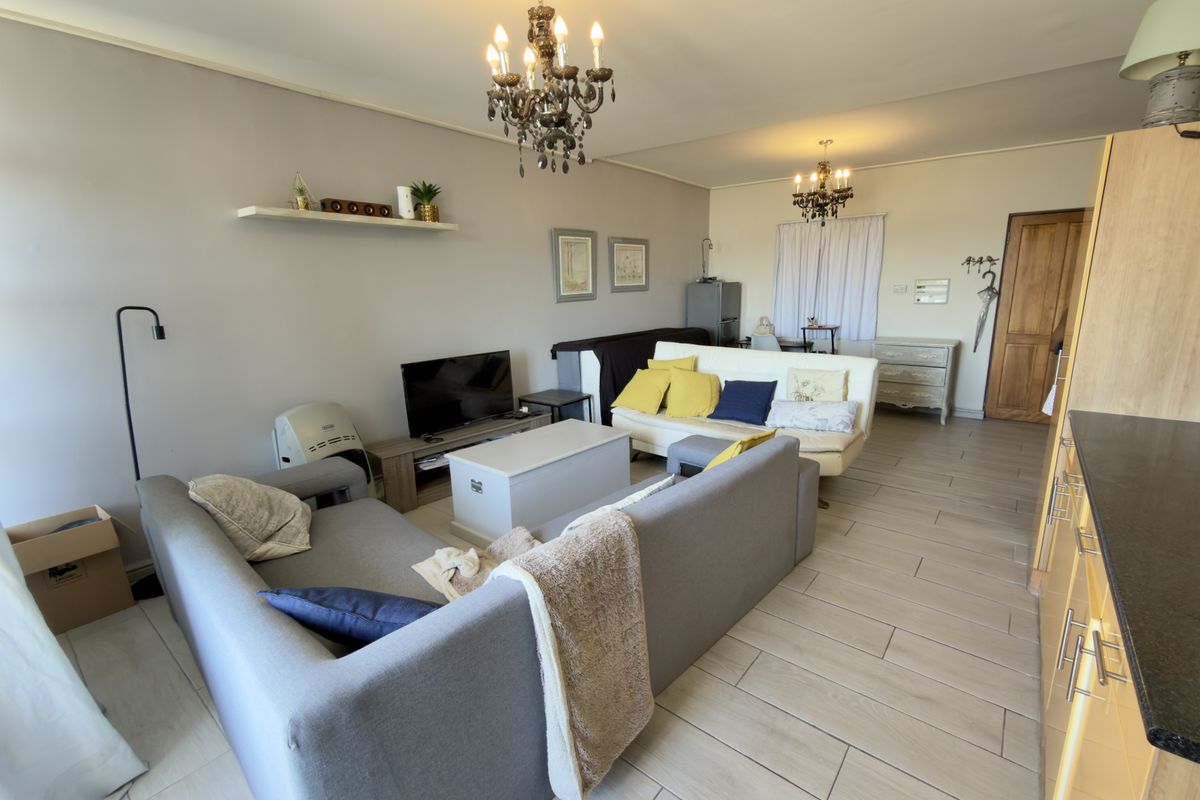 Spacious and Secure 1 Bedroom Apartment for Sale - Photo 4