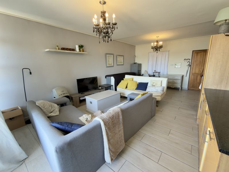 Spacious and Secure 1 Bedroom Apartment for Sale - Photo 4