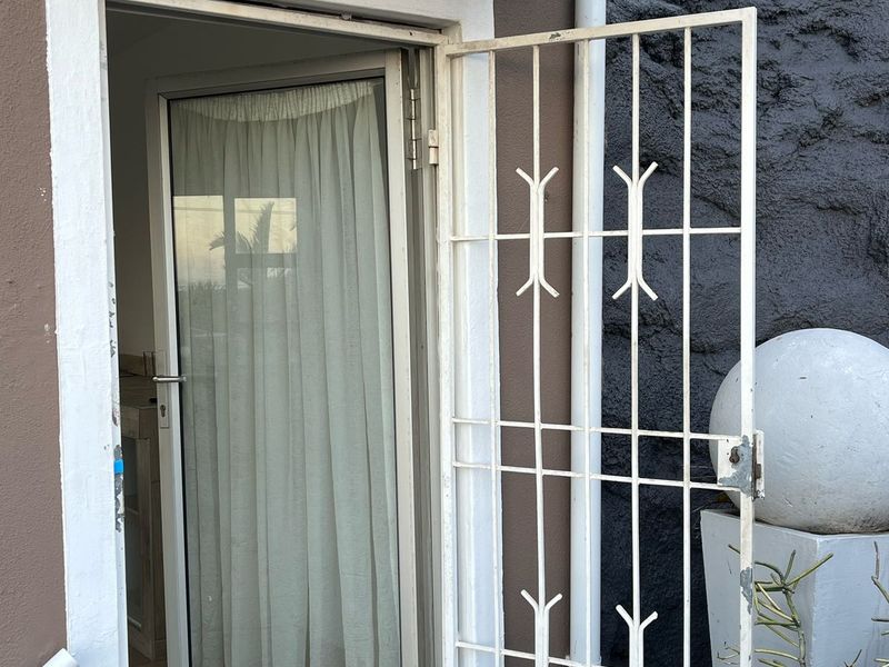 Bachelor Flat To Rent In Marine Drive - Photo 9