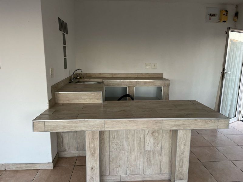 Bachelor Flat To Rent In Marine Drive - Photo 3