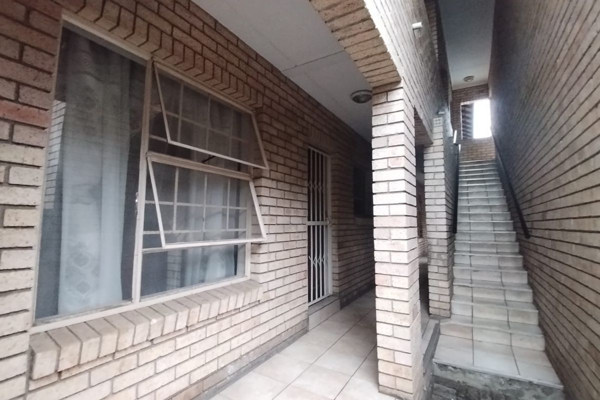 Apartment for sale in Rustenburg Central! - Photo 4