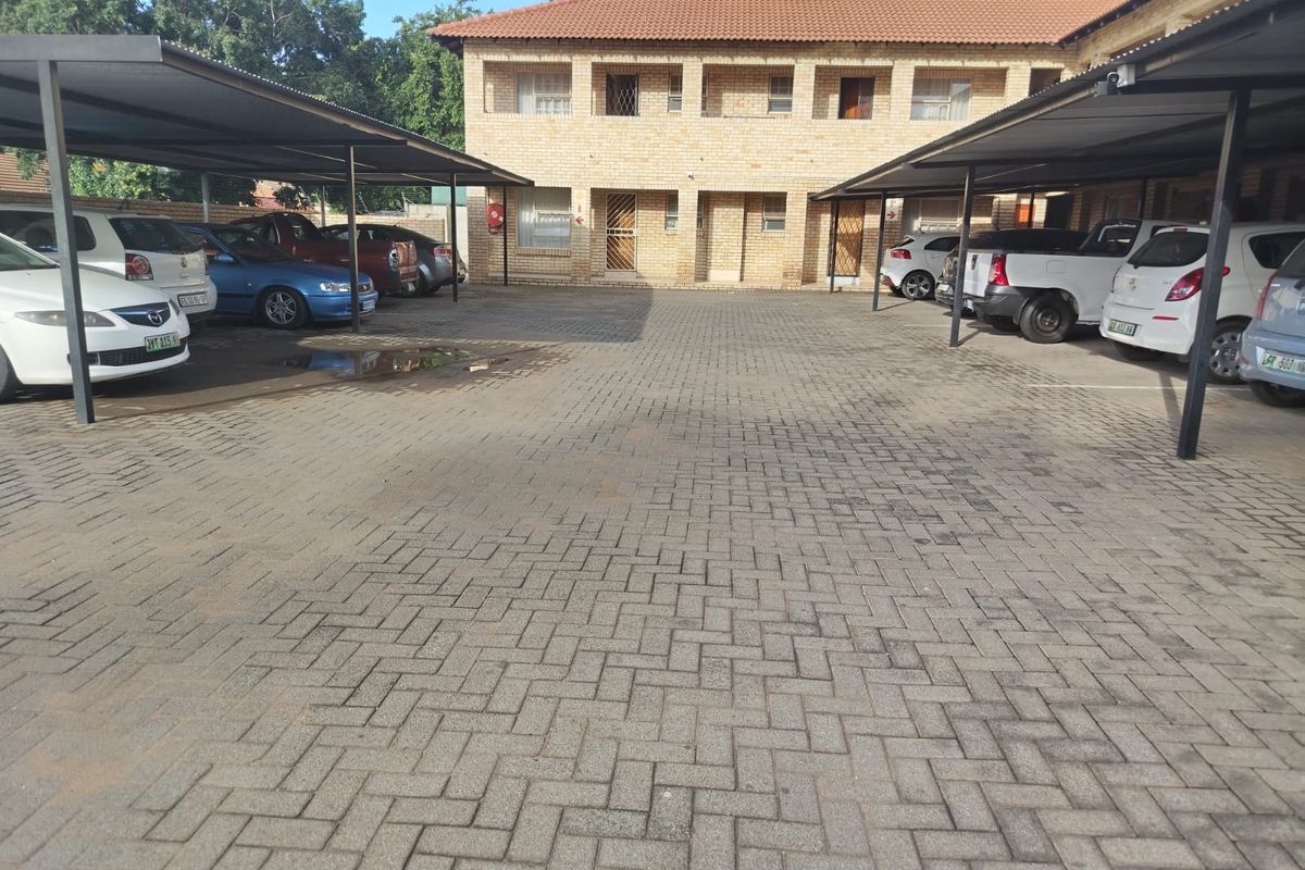 Apartment for sale in Rustenburg Central! - Photo 2