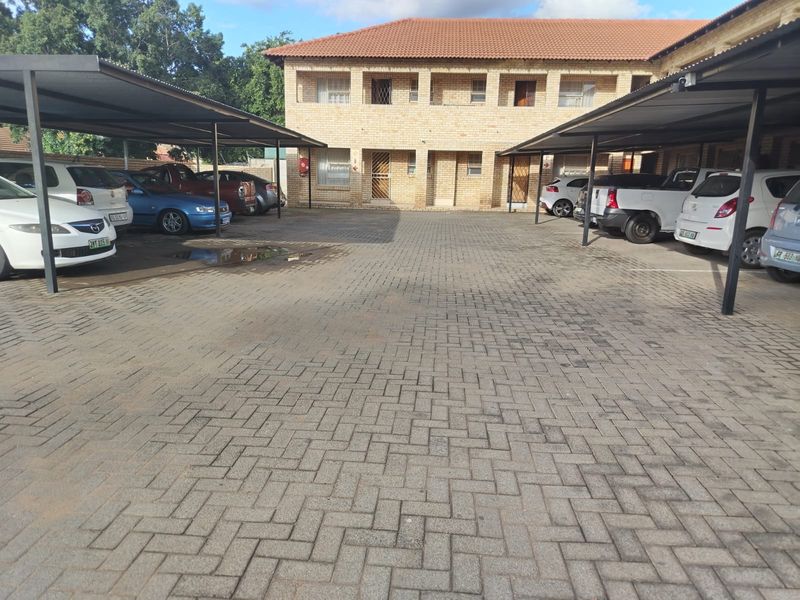 Apartment for sale in Rustenburg Central! - Photo 2