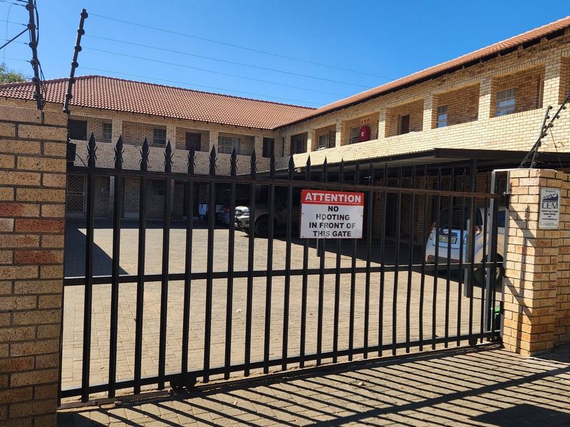 Apartment for sale in Rustenburg Central! - Photo 3