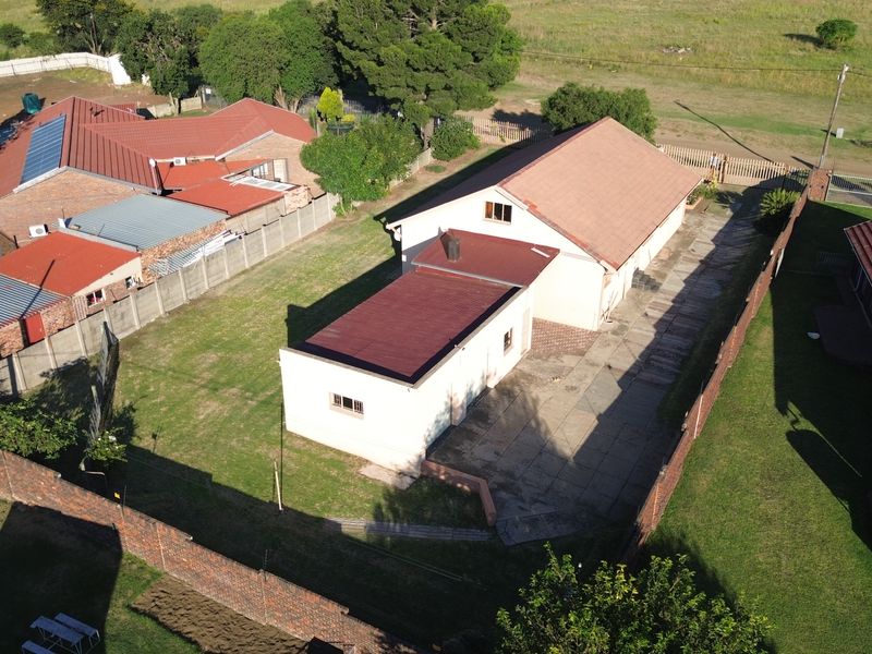 Delightfully renovated home, ready to move in - Photo 4