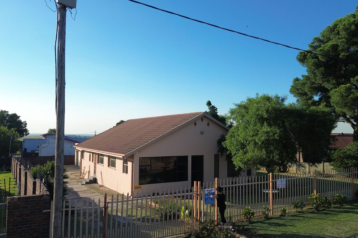 Delightfully renovated home, ready to move in - Photo 2