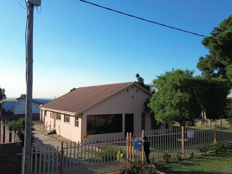 Delightfully renovated home, ready to move in - Photo 2