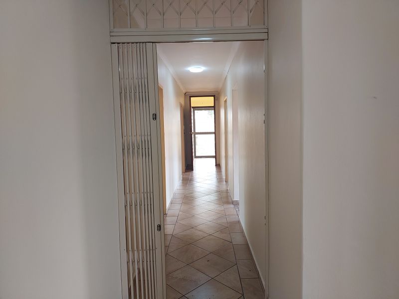 Delightfully renovated home, ready to move in - Photo 10