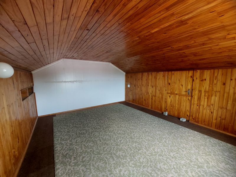 Delightfully renovated home, ready to move in - Photo 7