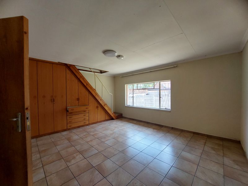 Delightfully renovated home, ready to move in - Photo 6