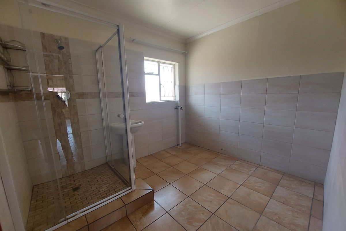 Delightfully renovated home, ready to move in - Photo 5