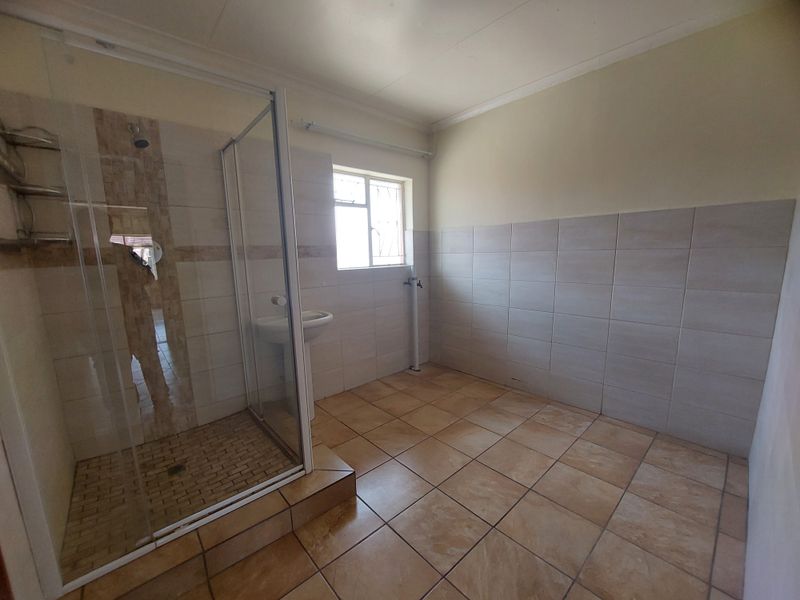 Delightfully renovated home, ready to move in - Photo 5