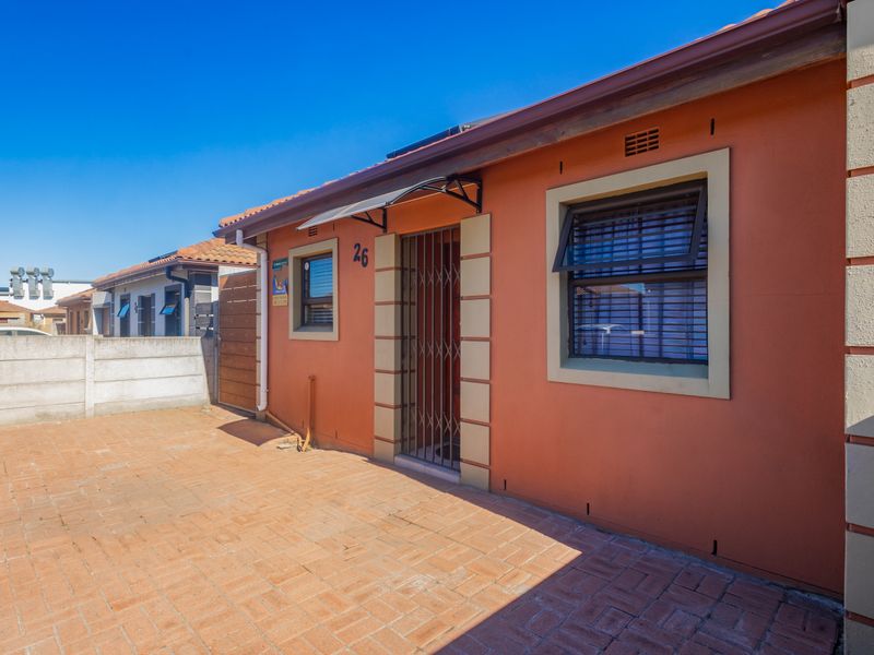 Low maintenance and comfortable home - Photo 2