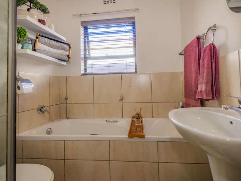 Low maintenance and comfortable home - Photo 10