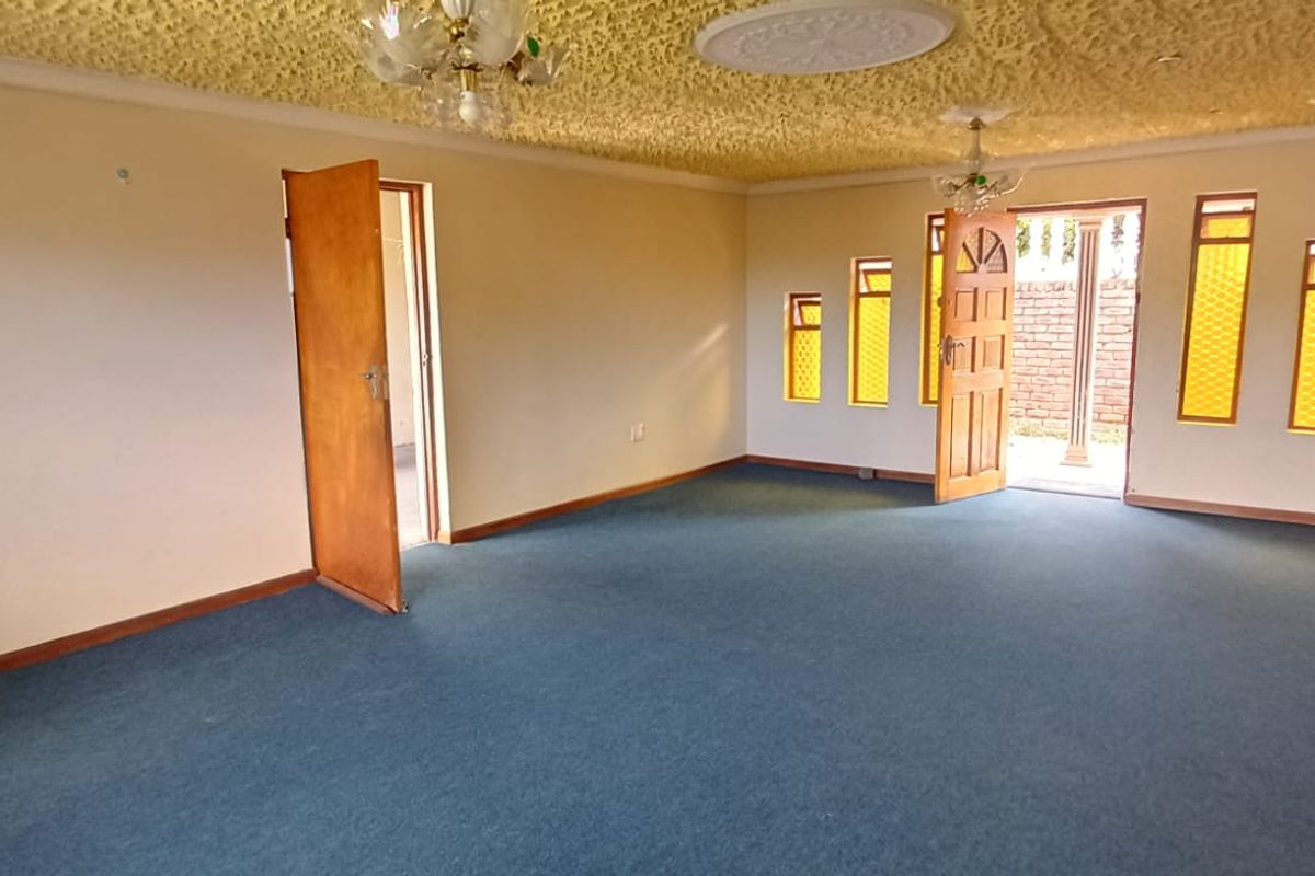 Harcourts Mercantile proudly presents this 4-bedroom family home with two outsiderooms. - Photo 4