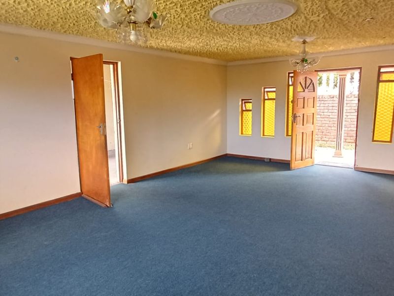 Harcourts Mercantile proudly presents this 4-bedroom family home with two outsiderooms. - Photo 4