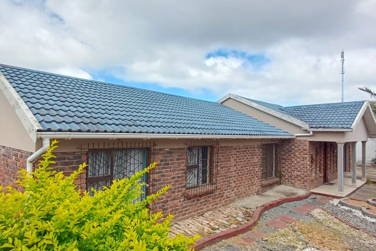 Harcourts Mercantile proudly presents this 4-bedroom family home with two outsiderooms. - Photo 2