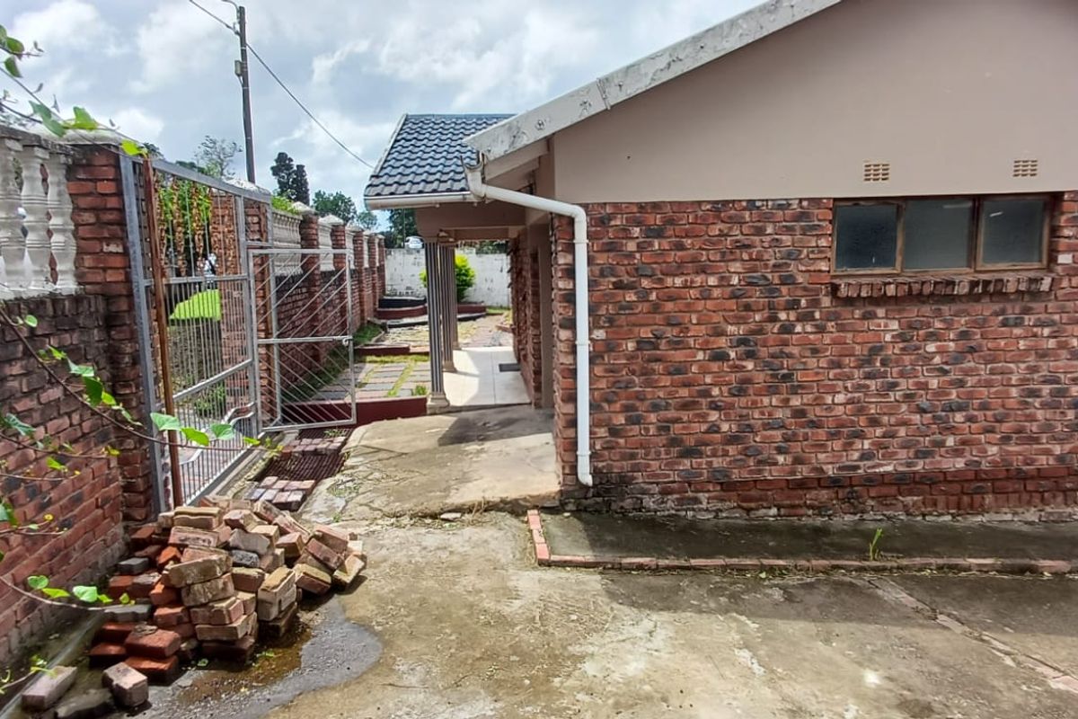 Harcourts Mercantile proudly presents this 4-bedroom family home with two outsiderooms. - Photo 3